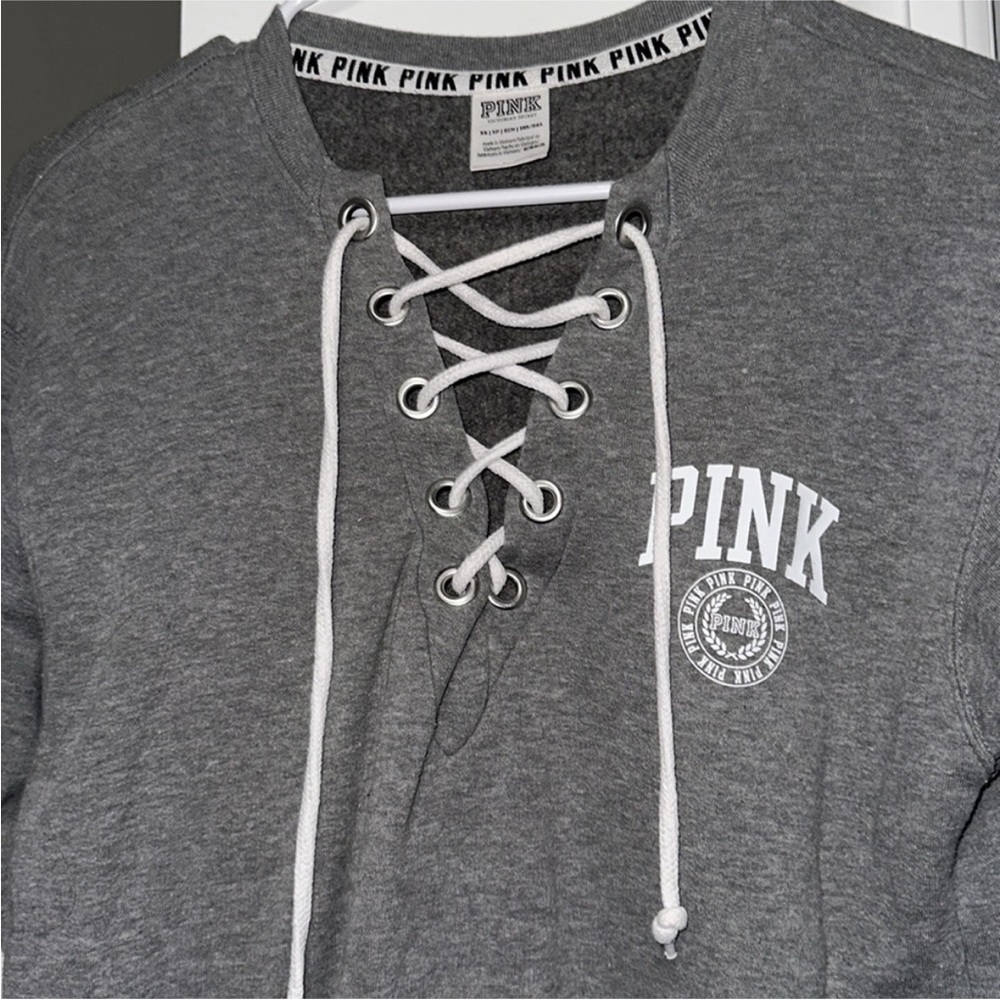 🔴 VS Pink Varsity Gray Top - Picture 4 of 8